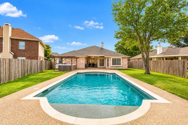 211 Ember Glen DR, Arlington, TX 76018