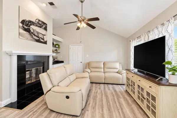 211 Ember Glen DR, Arlington, TX 76018