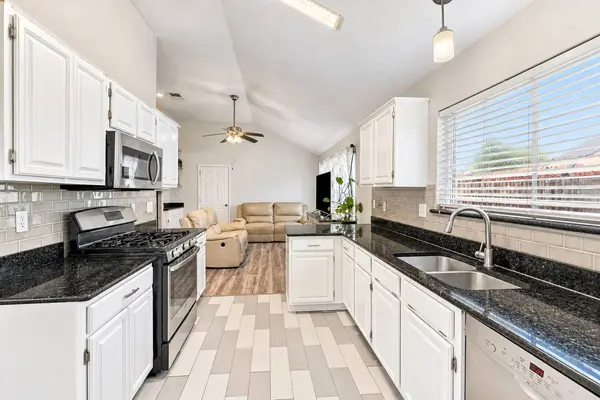 211 Ember Glen DR, Arlington, TX 76018