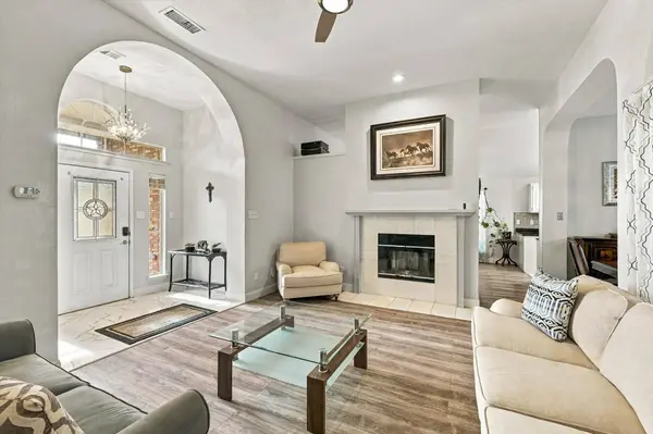 211 Ember Glen DR, Arlington, TX 76018