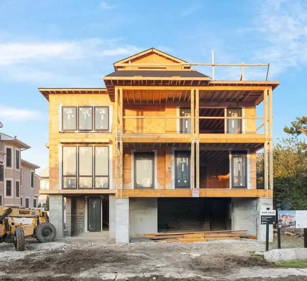 7 S Benson Ave, Margate, NJ 08402