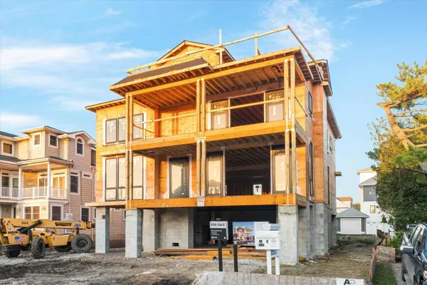 7 S Benson Ave, Margate, NJ 08402