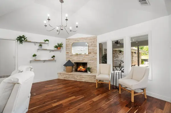 2103 Lake Country DR, Arlington, TX 76012