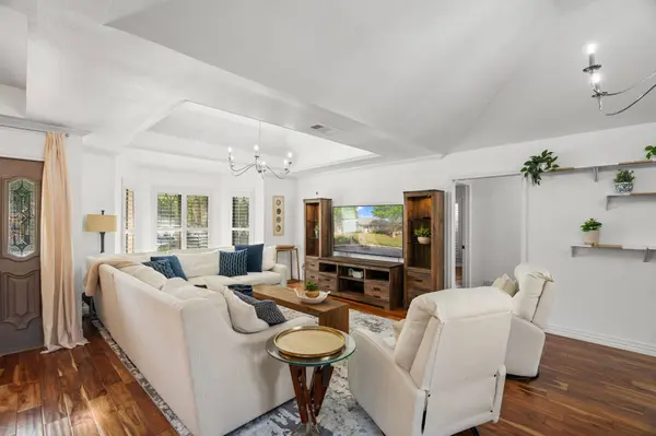 2103 Lake Country DR, Arlington, TX 76012