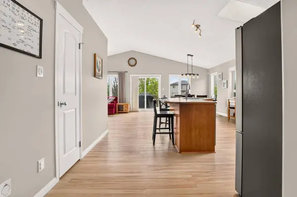 382 Heritage BLVD W, Lethbridge, AB T1K 7M5