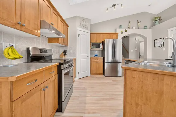 382 Heritage BLVD W, Lethbridge, AB T1K 7M5