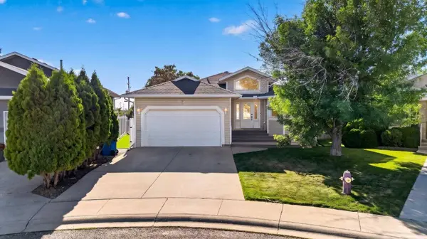 27 Cougar Bay N, Lethbridge, AB T1H 6H3
