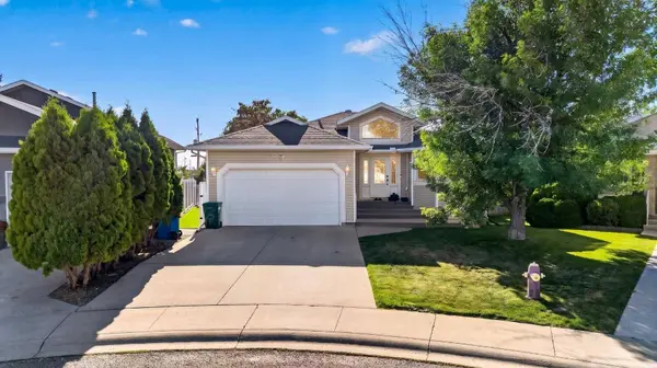 27 Cougar Bay N, Lethbridge, AB T1H 6H3