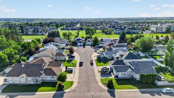 27 Cougar Bay N, Lethbridge, AB T1H 6H3