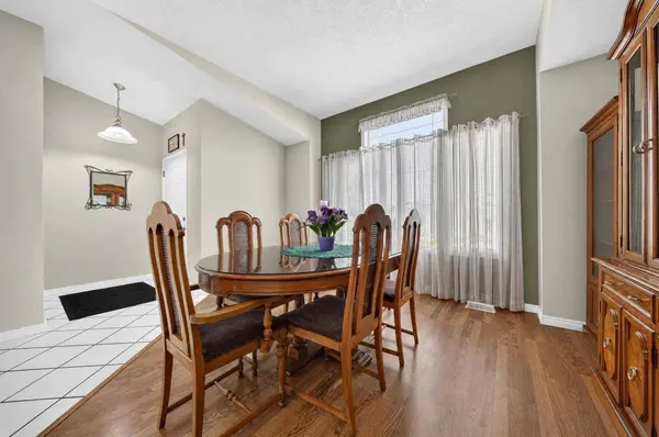 94 Heritage LN W, Lethbridge, AB T1K 7S4