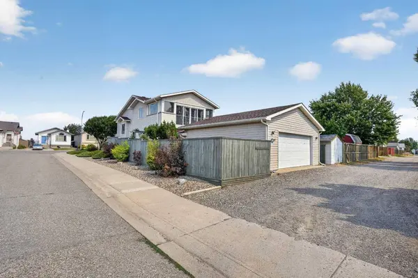 94 Heritage LN W, Lethbridge, AB T1K 7S4