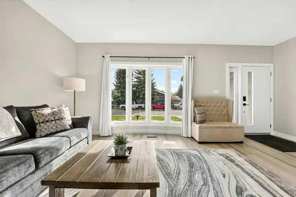 35 Ermineglen RD N, Lethbridge, AB T1H 5Y1