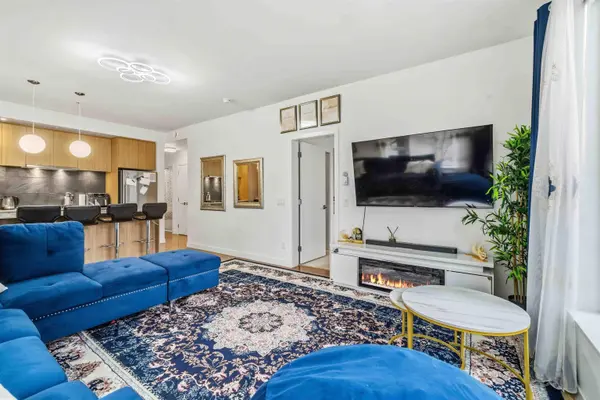 516 Foster AVE #316, Coquitlam, BC V3J 0H8