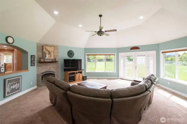 21 Donaper RD, Sequim, WA 98382