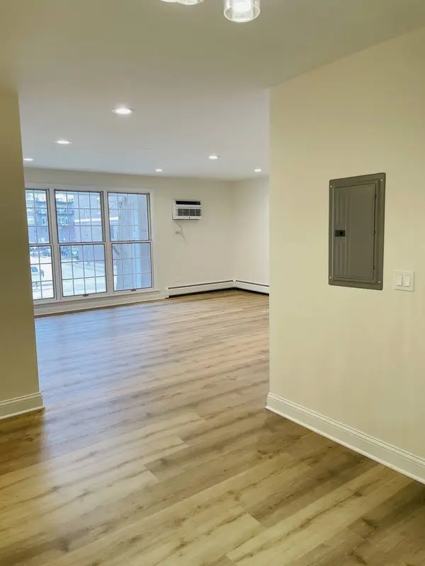 1777 Dewes ST #E, Glenview, IL 60025