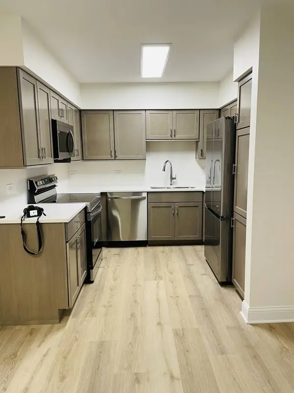 1777 Dewes ST #E, Glenview, IL 60025