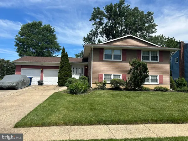 809 CHARLESTON RD, Mount Laurel, NJ 08054