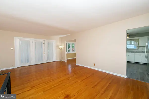809 CHARLESTON RD, Mount Laurel, NJ 08054