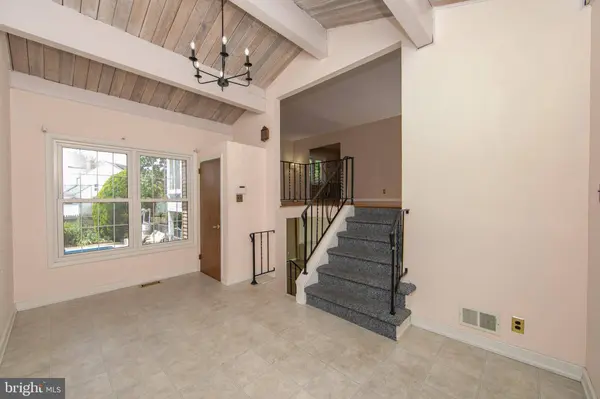 809 CHARLESTON RD, Mount Laurel, NJ 08054