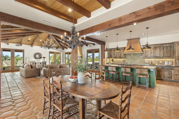 2525 Date Palm Ct, Vista, CA 92084-6577