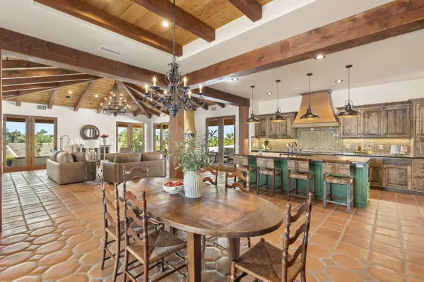 2525 Date Palm Ct, Vista, CA 92084-6577
