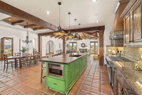 2525 Date Palm Ct, Vista, CA 92084-6577
