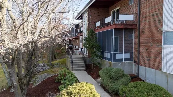 115. Grove St #11.., Boston, MA 02132