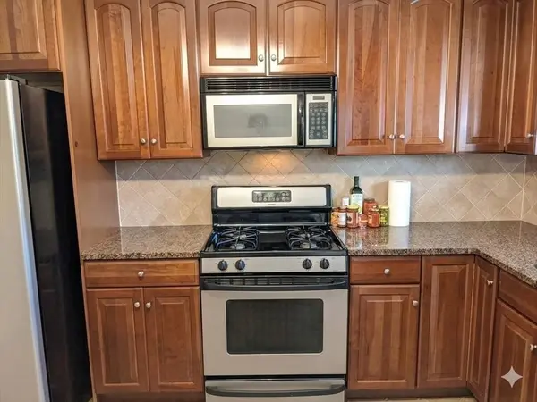 1084 Chestnut St #1, Newton, MA 02464