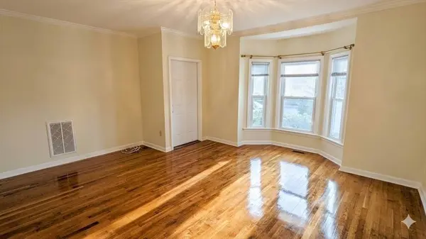 1084 Chestnut St #1, Newton, MA 02464