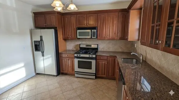 1084 Chestnut St #1, Newton, MA 02464