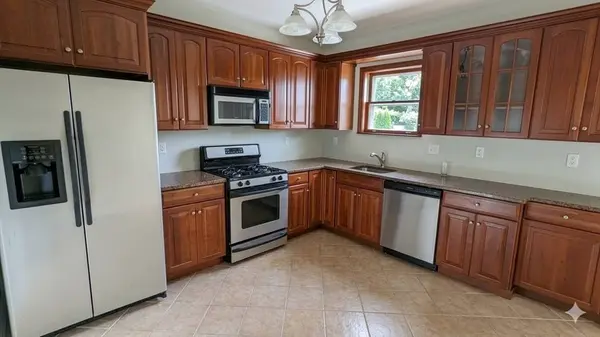 1084 Chestnut St #1, Newton, MA 02464