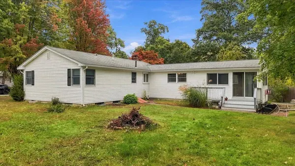 25 Oakview Cir, Medway, MA 02053