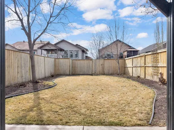 18 Shaw Close, Red Deer, AB T4R 0L3