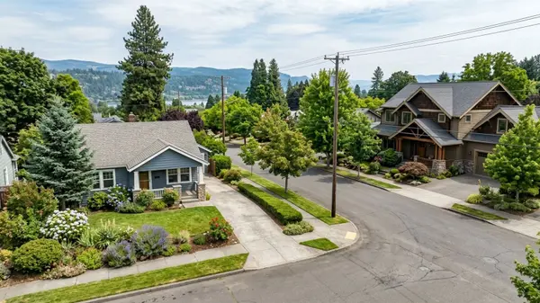 feature image of Hood River Heights vs Heights District: Local Real Estate Guide to Hood River County, OR