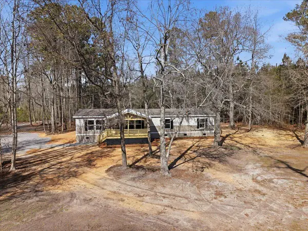 662 Country Pond Ln, Cross, SC 29436