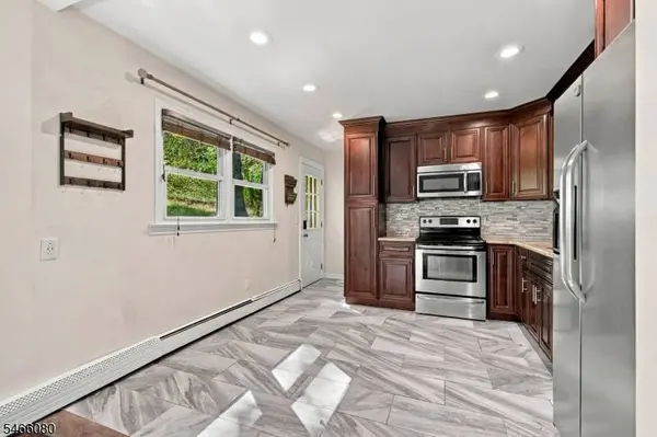 23 Elizabeth Ave, Stanhope Boro, NJ 07874
