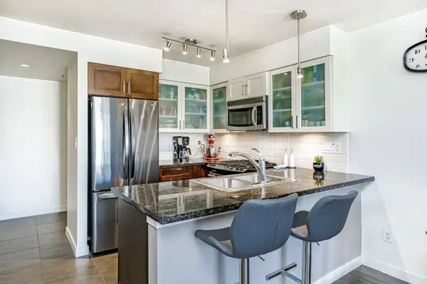 1 Renaissance SQ #1508, New Westminster, BC V3M 0B6