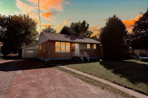 884 Devonshire AVE