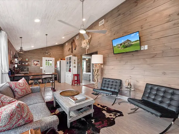 3643 Noak RD, Round Top, TX 78954