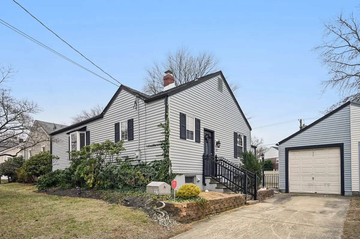 27 School Ln, Cherry Hill, NJ 08002-3609