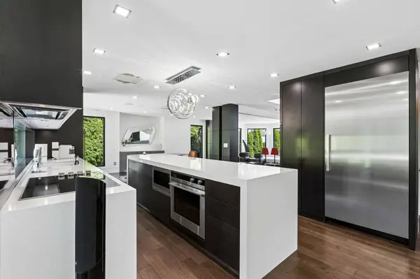 4577 Capilano RD, North Vancouver, BC V7R 4K2