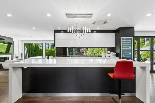 4577 Capilano RD, North Vancouver, BC V7R 4K2