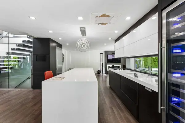 4577 Capilano RD, North Vancouver, BC V7R 4K2