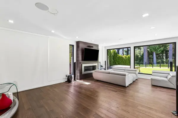 4577 Capilano RD, North Vancouver, BC V7R 4K2
