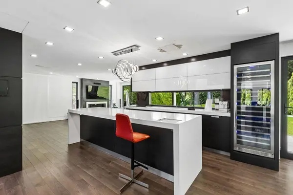 4577 Capilano RD, North Vancouver, BC V7R 4K2