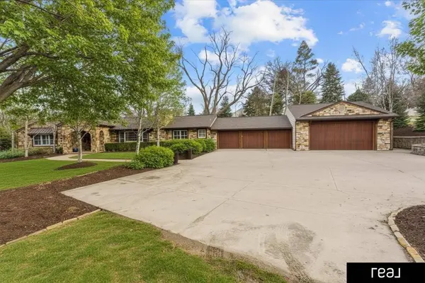 805 Ridgewood AVE, Omaha, NE 68114