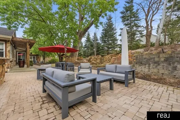 805 Ridgewood AVE, Omaha, NE 68114