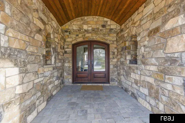 805 Ridgewood AVE, Omaha, NE 68114