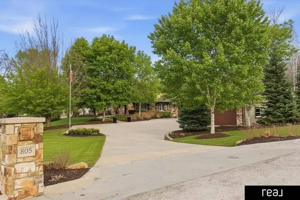 805 Ridgewood AVE, Omaha, NE 68114