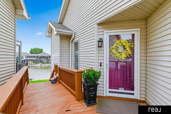 1070 Waters Edge CT, Carter Lake, IA 51510